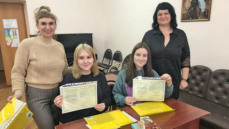 В Лисках 5 студентов из Донбасса получили профессию контролера банка