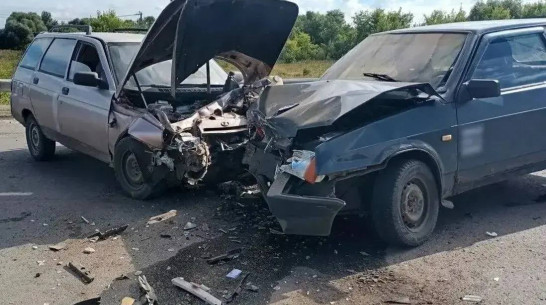 В Эртиле Воронежской области столкнулись 2 ВАЗа: пострадали водители