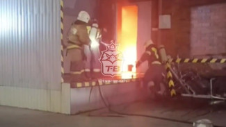 В совхозе под Воронежем ночью загорелся супермаркет: видео