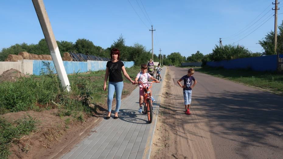 В верхнемамонском селе Гороховка построили тротуар из брусчатки