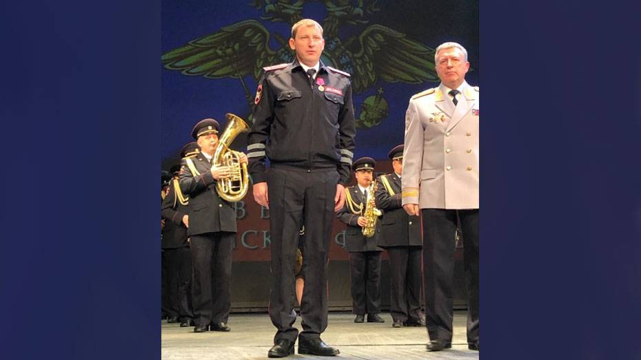 Инспектора ДПС из Богучара наградили государственной медалью