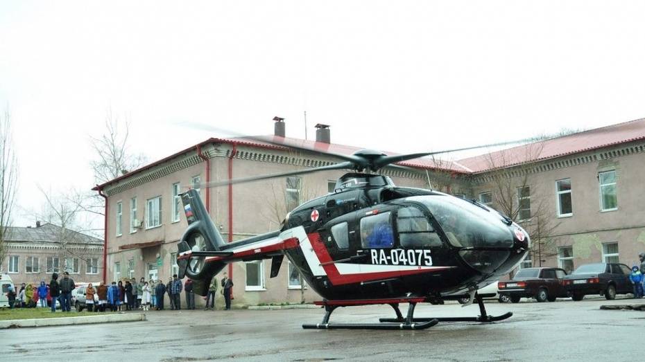 Попавшего в ДТП подростка доставили из Бутурлиновского района в Воронеж на вертолете