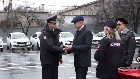 Воронежские участковые получили ключи от новых служебных автомобилей