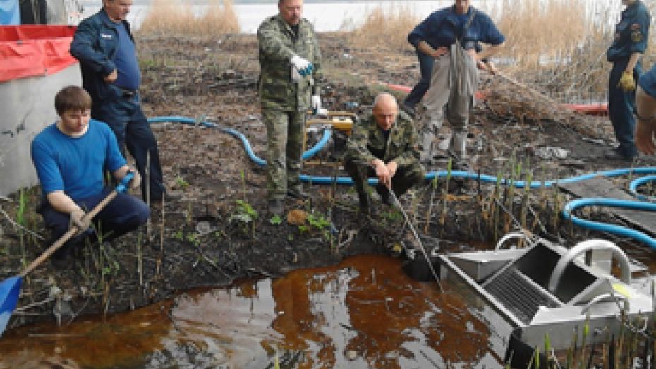 Масляное пятно на Воронежском водохранилище появилось от незаконной врезки в ливневый коллектор