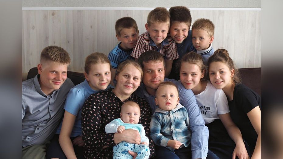 Семь сыночков и три лапочки-дочки. Как живет воронежская семья с десятью детьми