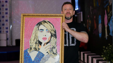 Воронежец подарил певице Светлане Лободе ее портрет из 50 тыс акриловых точек