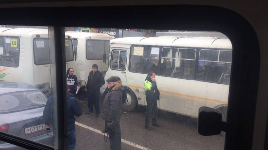 В Воронеже автомобиль столкнулся с 3 автобусами на Ленинском проспекте