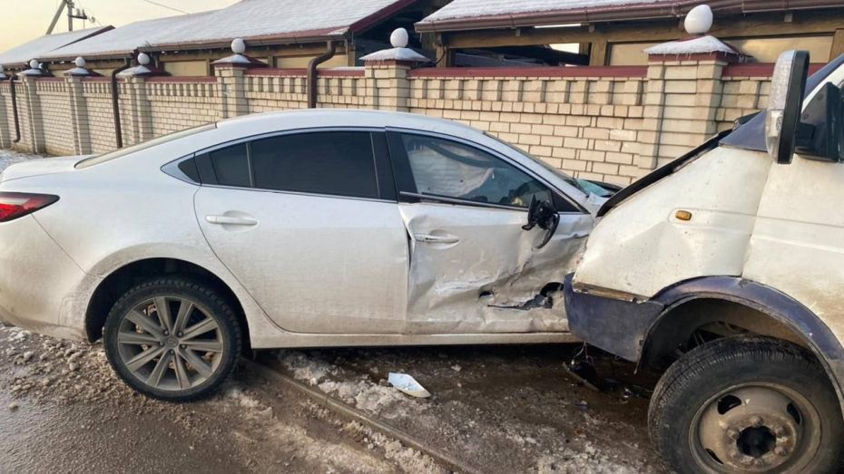 Грузовая «газель» столкнулась с Mazda 6 в Воронеже: погиб 66-летний мужчина