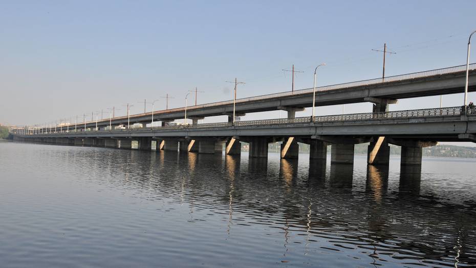 Въезд на Северный мост в Воронеже стоит в пробках третий день подряд