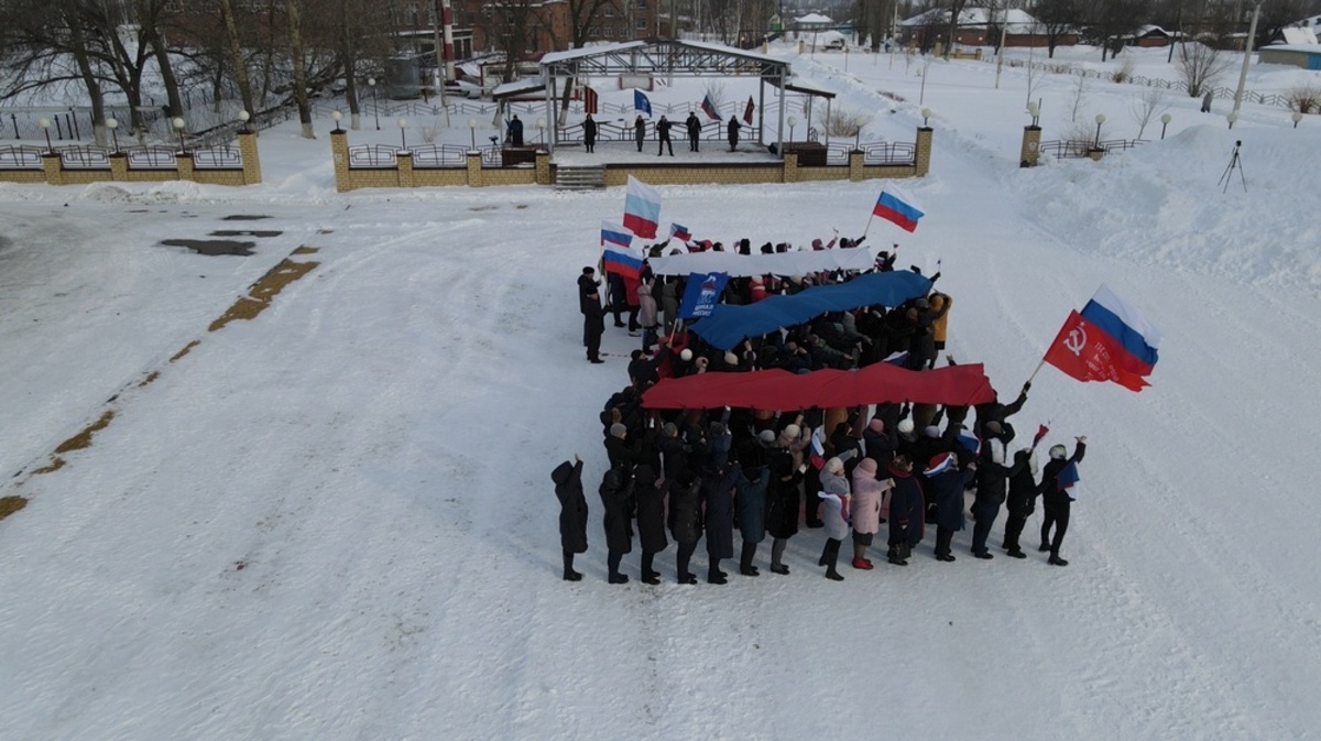 Около 100 человек. Грибановка 2022. Фото спортивный флешмоб за Россию. Флешмоб Воронеж в поддержку. Картинки в поддержку президента и спецоперации.