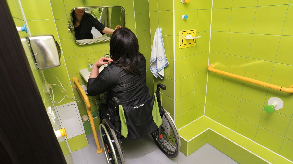Везде доступный. Туалетная комната для инвалидов. Санузел для инвалидов. Туалет для инвалидов. Туалет для инвалидов колясочников.