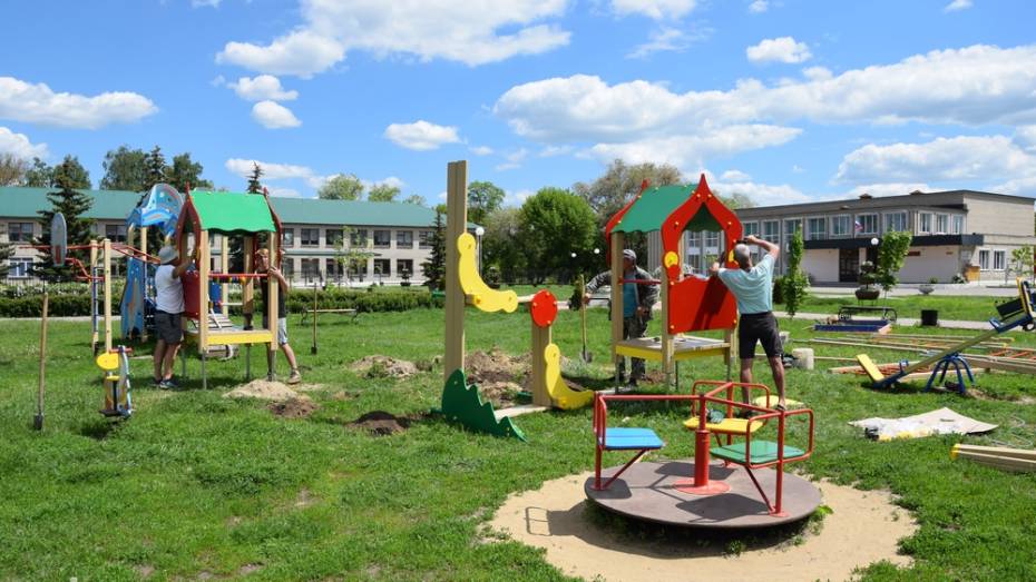 Детскую площадку в сквере обустроили активисты репьевского села Колбино