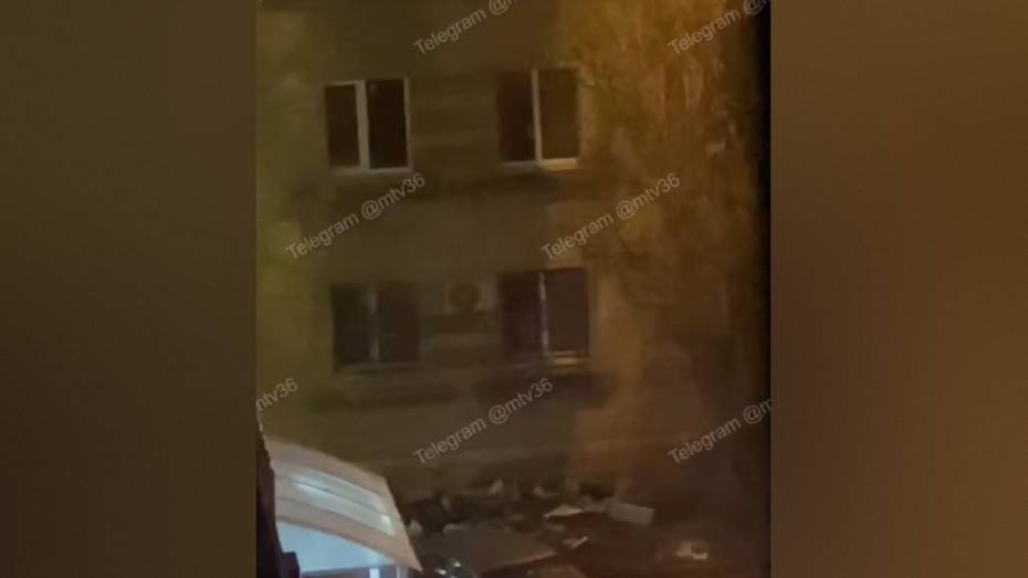 В Юго-Западном районе Воронежа неадекватный мужчина бросал свое имущество с балкона и бранил прохожих: видео