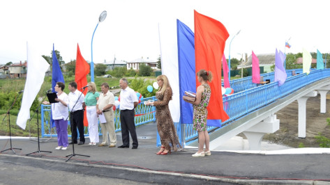 В Калаче появился новый пешеходный мост через реку Подгорная