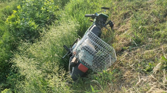 В Воронежской области водитель мопеда влетел в легковушку и погиб