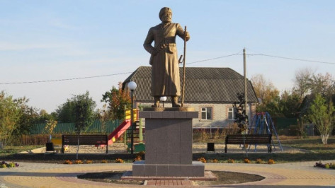  В репьевской Новосолдатке силами ТОСа сделали памятник первым поселенцам 