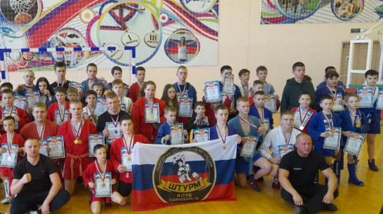 Самбисты из Борисоглебска завоевали 13 золотых медалей на областных соревнованиях