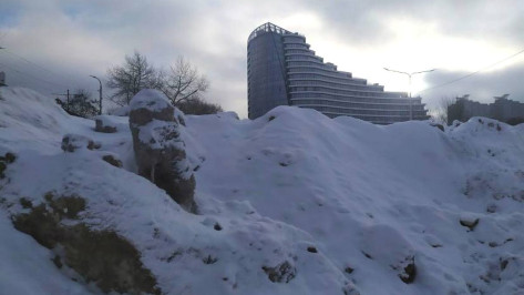 В Воронеже начали вывозить снег с площадки возле Северного моста