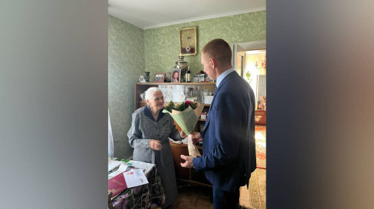 Глава администрации Богучара поздравил с юбилеем одну из старейших жительниц города
