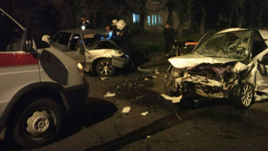 В Воронеже при столкновении 2 легковушек погибли 3 человека