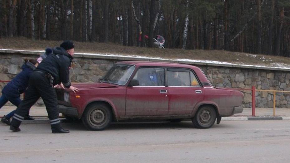 Воронежские госавтоинспекторы руками остановили машину без тормозов