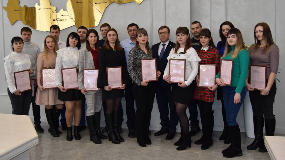 В Поворинском районе молодые семьи получили сертификаты на улучшение жилищных условий