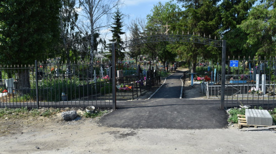 В нижнедевицком селе Кучугуры активисты благоустроили кладбище