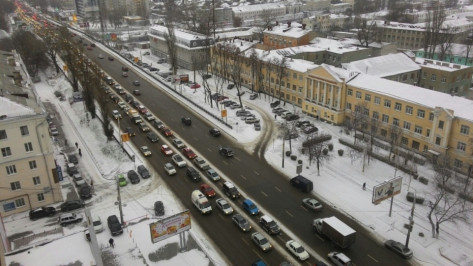 Утренний снег спровоцировал в Воронеже пробки в 9 баллов