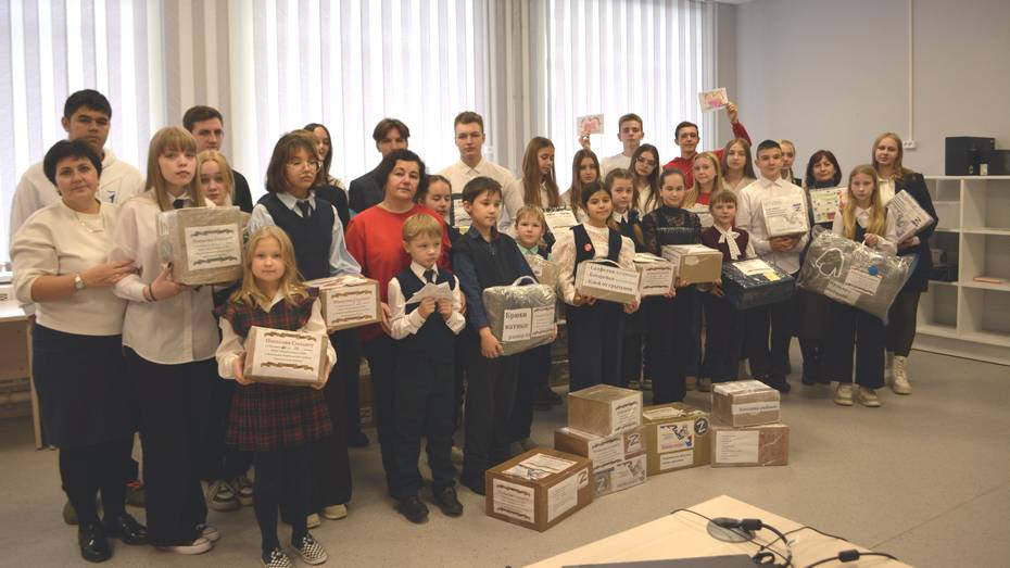 Воробьевские школьники и педагоги собрали более 100 посылок для участников СВО