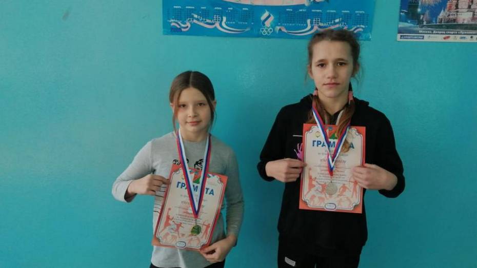 Эртильские спортсменки взяли «золото» и «серебро» первенства Белгородской области по борьбе
