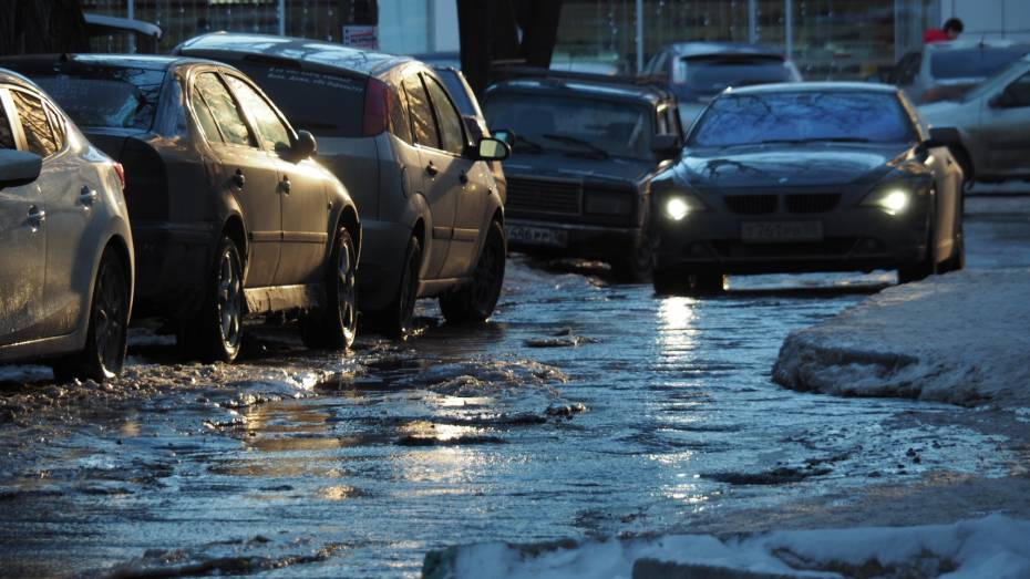 Припаркованный автомобиль помешал воронежским коммунальщикам вовремя устранить аварию