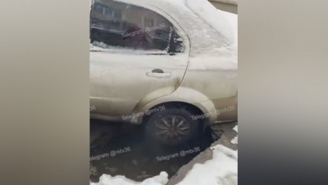 В центре Воронежа автомобиль провалился в огромную яму