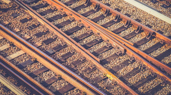 Грузовой поезд снес трактор на ж/д переезде в Воронежской области