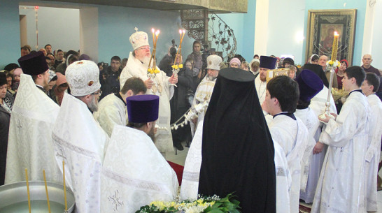 Воронежский митрополит освятил воду в храме на Митрофановском источнике