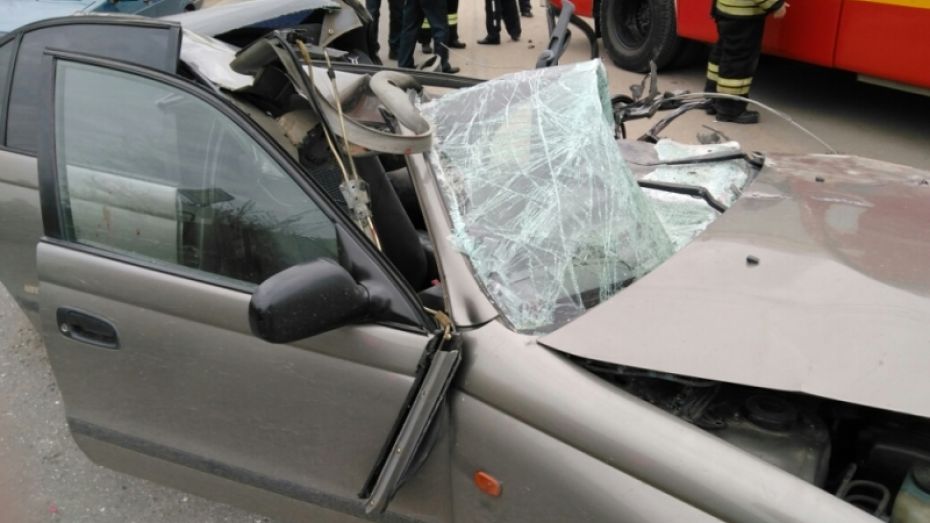 В Воронеже водитель выжил после сноса крыши Toyota