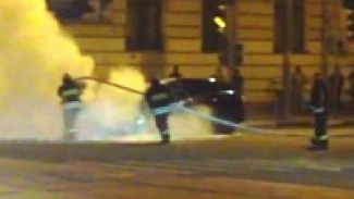 В центре Воронежа пожарные потушили Toyota Land Cruiser