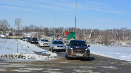 В Россоши в патриотическом автопробеге поучаствовали около 100 водителей