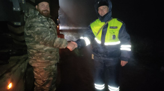 Перевозивший 2 трактора КамАЗ с пробитыми колесами заблокировал полосу воронежской трассы