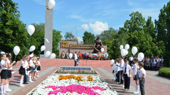 Бутурлиновцы запустили в небо бумажных белых журавликов