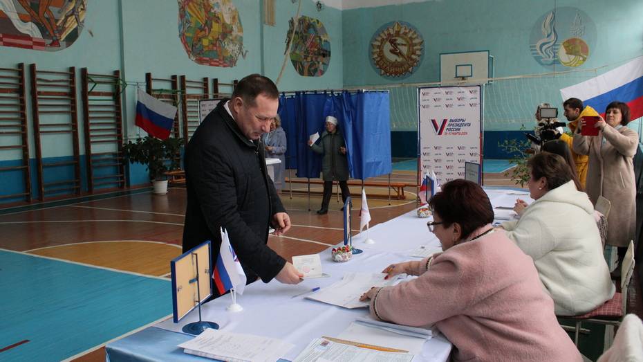 Глава Хохольского района вместе с супругой проголосовали на выборах Президента РФ
