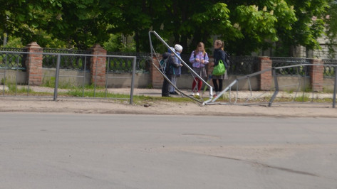В Ольховатке неизвестный сбил ограждение возле школы