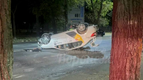 Такси перевернулось в Воронеже на улице Грамши