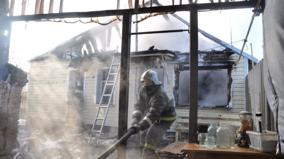 В Панинском районе из-за пожара лишилась жилья семья с двумя детьми
