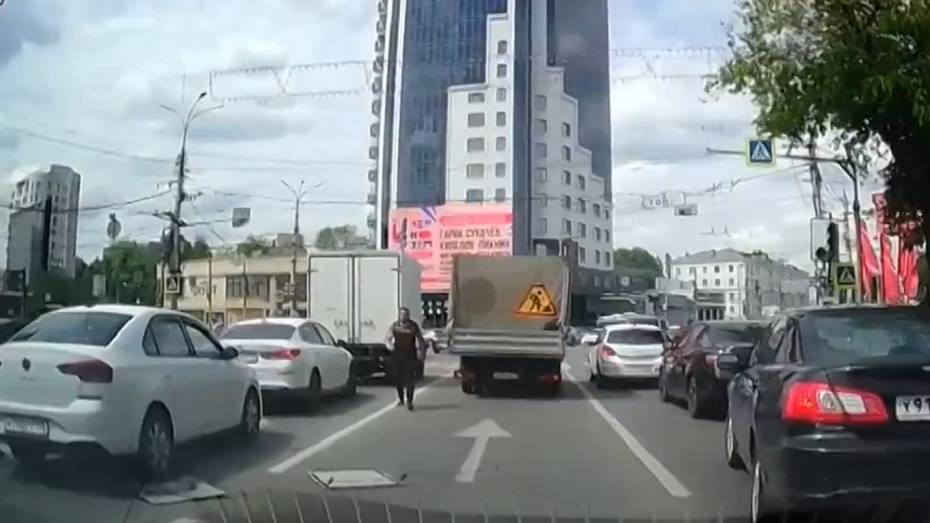 Растяжка с дорожными знаками рухнула на машины в центре Воронежа