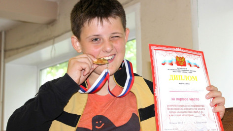 Семилукский спортсмен завоевал золотую медаль на первенстве Воронежской области по самбо