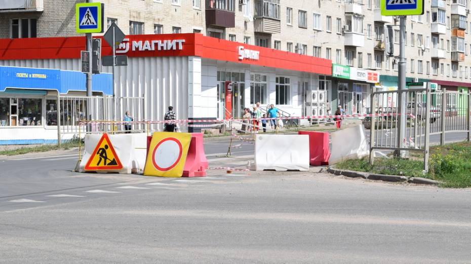 В Борисоглебске на улице Матросовской перекрыли движение из-за обрушения канализации