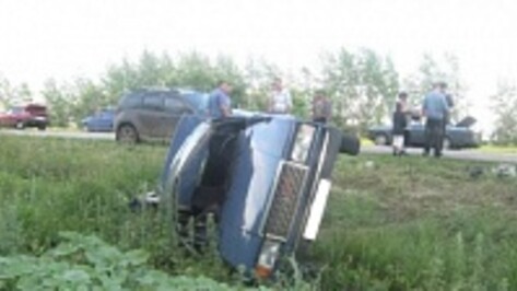 В Воронежской области «ВАЗ» улетел в кювет: водитель погиб, пассажиры ранены
