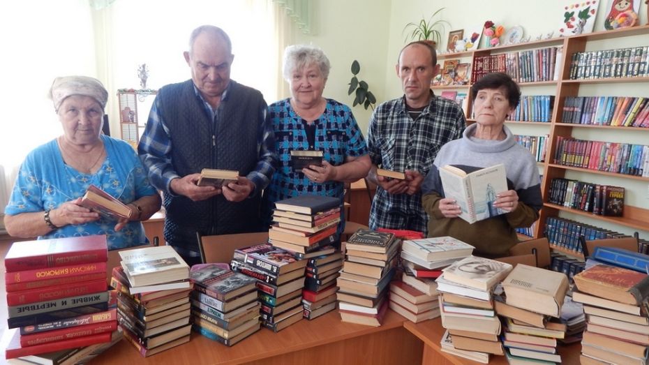 Бобровские журналисты передали дому-интернату для престарелых 200 книг