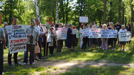 Жители Семилук провели митинг против работы огнеупорного завода