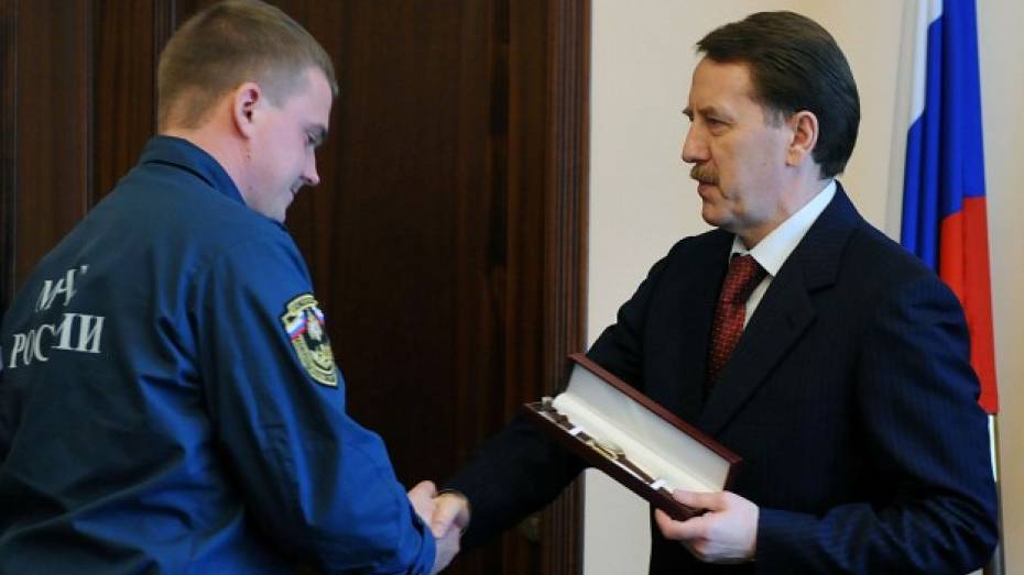 Губернатор наградил лискинских пожарных, спасших 10-летнюю Вику Цыганкову 